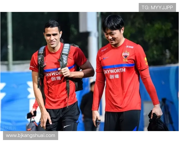 国足足球明星出轨事件引发热议球迷与媒体纷纷关注其私生活动态