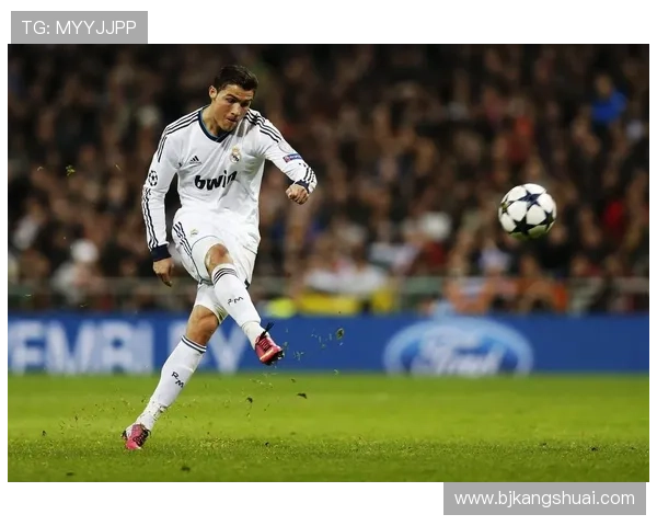 足球明星射门瞬间真实捕捉展现力量与技巧的完美结合